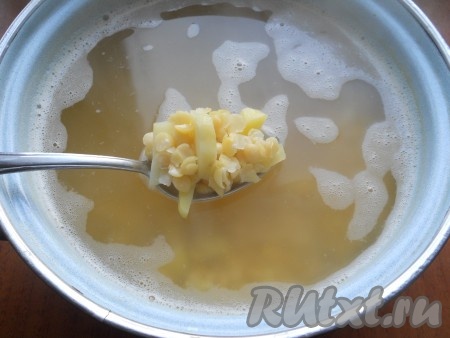 Так как за время варки гороха много воды выкипит, долейте до нужного количества горячую воду и дайте ей закипеть. После этого добавить в кастрюлю картофель. Воду посолить и варить суп до готовности картофеля (минут 15-20).