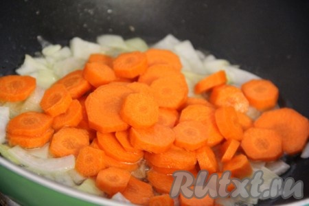 Морковь почистить и нарезать колечками. Добавить морковь в сковороду к луку. Хорошо перемешать. Жарить морковь с луком в течение 5 минут, не забываем помешивать.