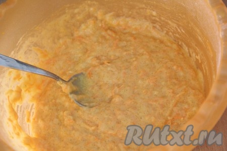Затем добавить натёртую морковку (сок не отжимать), перемешать. Выложить половину муки и весь разрыхлитель. Вмешать муку и разрыхлитель в тесто. Далее начать добавлять муку примерно по 1 столовой ложке, каждый раз полностью вмешивая её в морковно-апельсиновое тесто для кексов. Всыпая муку, учитывайте, что нам нужно получить однородное тесто с прожилками моркови, в меру густое, напоминающее по консистенции сметану средней густоты.