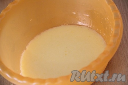 С помощью венчика взбить яйца с сахаром до однородности (взбиваем минуты 2). Из 1 или 2 апельсинов выжать 70 миллилитров сока. Сливочное масло растопить до жидкого состояния (я растопила в микроволновке, но можно растопить и на плите), дать ему остыть. В миску с яйцами, смешанными с сахаром, влить апельсиновый сок и растопленное сливочное масло, перемешать венчиком до однородности.