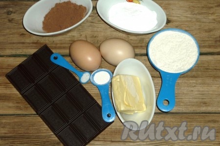 Подготовить продукты для приготовления шоколадного фондана с жидкой начинкой в домашних условиях.