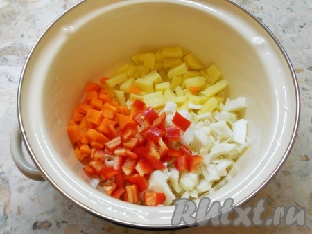 Картофель и морковь очистить, нарезать небольшими кубиками и добавить в кастрюлю. Сюда же отправить нарезанные репчатый лук, сладкий болгарский перец и белокочанную капусту.