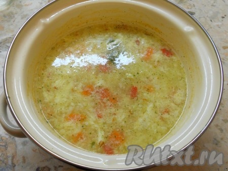 Добавить в овощной суп яйцо, вливая его понемногу, при постоянном помешивании. Дать супу закипеть. Выключить газ и блюдо готово!