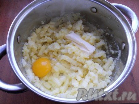 Воду из кастрюли слить, картошку растолочь. Добавить в картофель яйцо и сливочное масло, тщательно перемешать.

