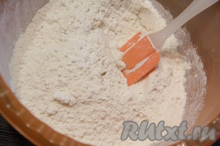 Муку просеять в глубокую миску и соединить с солью, сахаром, содой, ванилином и разрыхлителем. Слегка перемешать.
