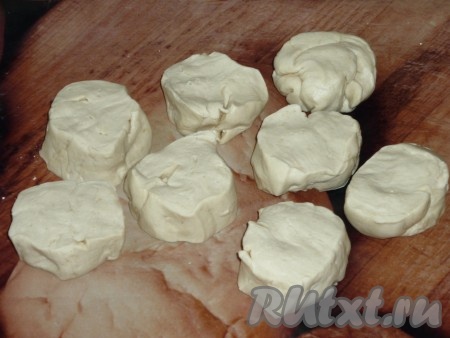 После того как тесто "отдохнёт" 30-40 минут, обмять тесто и разделить его на 8 равных кусочков. 