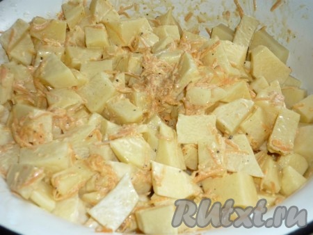 Картофель нарезать средними кубиками, посолить и поперчить. Морковь натереть на средней тёрке, добавить к картошке, влить сметану и перемешать. 
