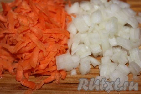 Лук очистить, мелко порубить. Морковь почистить и натереть на средней терке. 