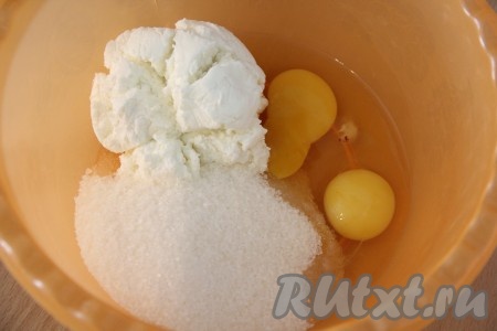 В глубокой миске соединить творог, сахар и яйца.
