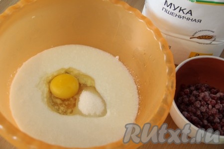 В глубокой миске соединить кефир, яйцо и сахар.