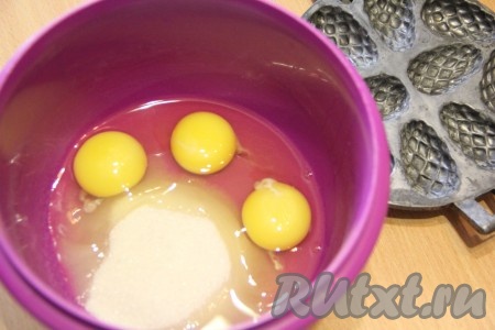 В глубокой миске, в которой будет удобно взбивать миксером, соединить яйца и сахар, взбить миксером в течение 5 минут (смесь станет светлой и увеличится в объёме).
