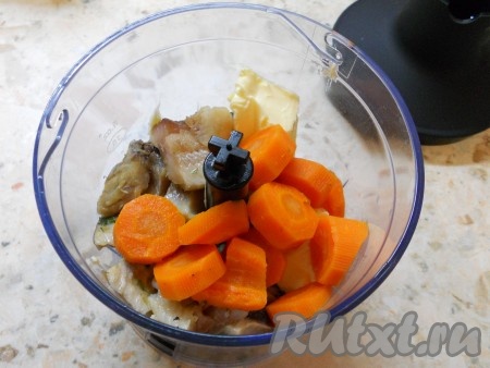 Сюда же добавить нарезанный кусочками плавленный сыр и отваренную морковь.
