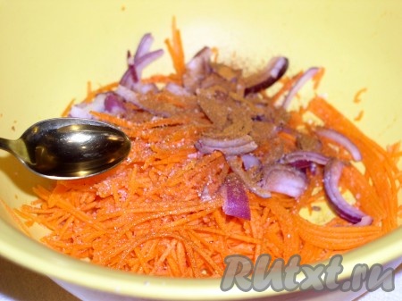 Очищенную морковь натереть на терке "по-корейски", 1/4 синего лука нарезать тоненькими пластинками и выложить в миску с морковью. Посыпать сахаром и паприкой/мускатом, влить яблочный уксус, перемешать. Отставить настояться до укладки салата в салатник. Выделившийся сок слить, он не потребуется.
