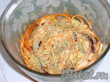 В глубокий салатник выкладывать слоями, тоненько смазывая с помощью кисточки майонезом:
- морковь с луком+посолить+поперчить+смазать майонезом;

