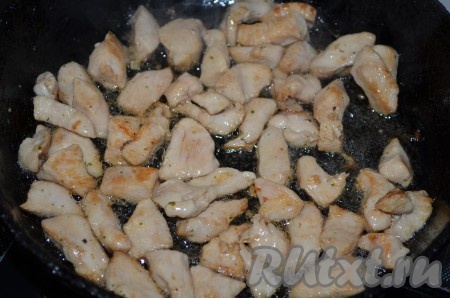 В сковороде разогреть растительное масло, выложить кусочки куриного филе и обжарить мясо на среднем огне, периодически перемешивая, в течение 7-10 минут (до готовности). Жареному мясу курицы дать остыть.