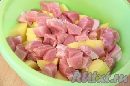  Свинину вымыть, обсушить, нарезать на средние кубики, добавить к картофелю.
