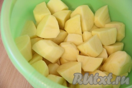 Картофель очистить, нарезать на средние ломтиками и поместить в глубокую миску. Миску лучше взять побольше, в ней будет удобнее соединять ингредиенты и хорошо перемешивать.
