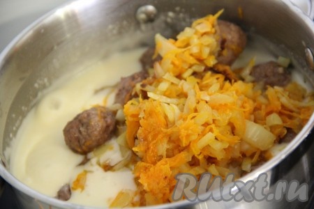 Как только соус "Бешамель" закипит, добавить в соус фрикадельки и морковку с луком.