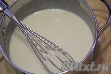 Затем влить в кастрюльку оставшееся тёплое молоко и хорошо перемешать венчиком. На среднем огне довести соус до кипения, добавить соль по вкусу.