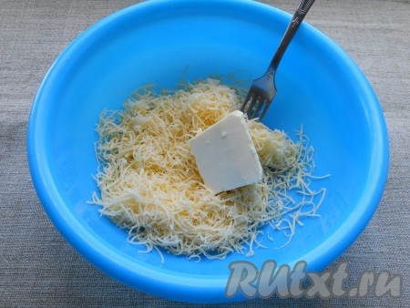 Сыр натереть на мелкой терке. Добавить кусочек размягченного сливочного масла.