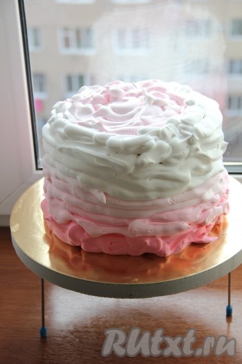 Постепенно покрываем весь торт толстыми слоями крема, толщиной примерно 1-2 сантиметра.
