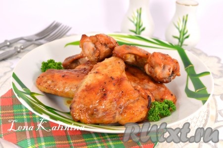 Куриные крылышки в медовом соусе, приготовленные в духовке, получаются необычайно вкусными, ароматными и нежными. К столу их подаём в теплом виде. 