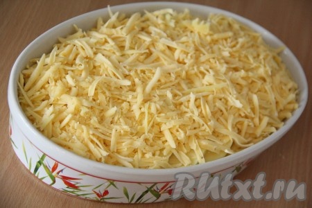 Затем выложить на картошку натёртый сыр. 