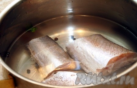 Опустить рыбу в кипящую воду и варить до готовности, примерно 15 минут. В воду добавить соль, черный перец горошком.