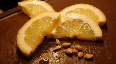 Нарезать лимон на крупные дольки