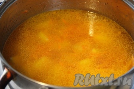 В кастрюлю с овощами влить бульон, добавить соль, перец и варить до готовности картофеля.
