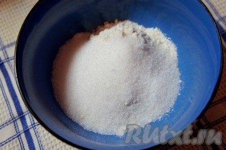 К муке добавить сахарный песок.