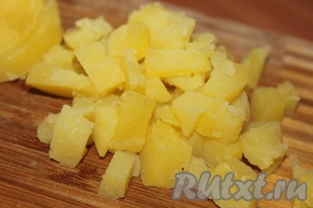 Остывший картофель очистить и нарезать некрупными кубиками.
