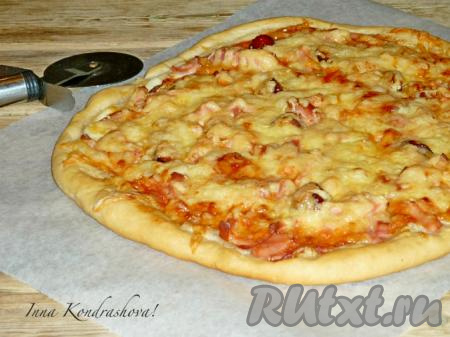 Поставить противень с пиццей в заранее разогретую до 180 градусов духовку на 25-30 минут. Аналогично сформировать и испечь пиццу из второй части теста и оставшейся начинки.