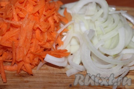 Морковь помыть, очистить и натереть на крупной терке. Лук очистить, помыть и нарезать полукольцами. 