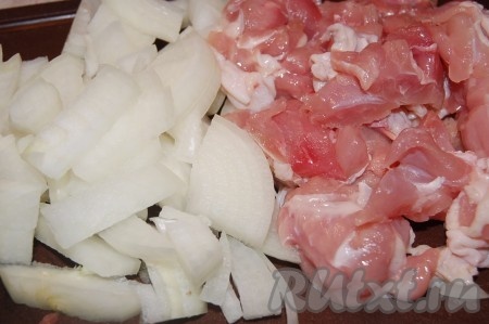 Нарезать куриное мясо и лук небольшими кусочками, чтобы удобно было перекручивать на мясорубке.