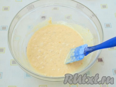 Добавлять по одному яйца, размешивая после каждого. Соду погасить апельсиновым соком, добавить её в тесто и размешать.

