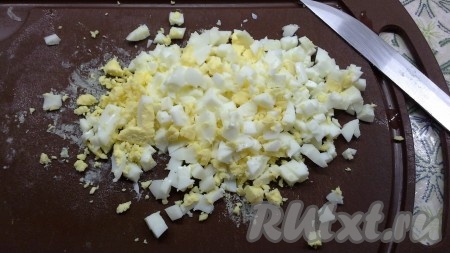 Яйца мелко нарезать, добавить 1 столовую ложку майонеза, поперчить и тщательно перемешать.
