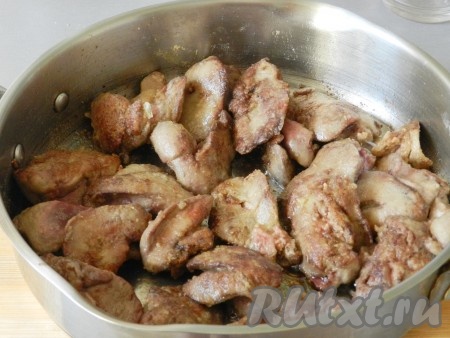На сковороду влить немного растительного масла, разогреть, выложить в один слой кусочки куриной печени, покрытые мукой. Обжарить печёнку на среднем огне с двух сторон (в течение 2-3 минут с каждой стороны).