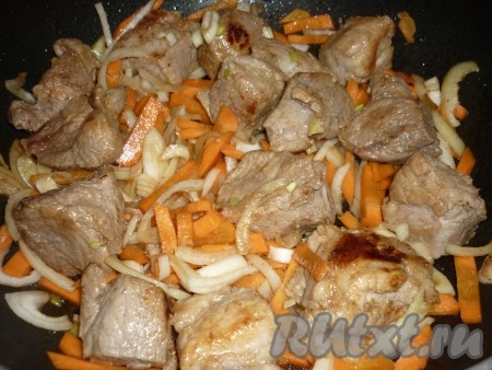 Иногда помешивая, жарить мясо с овощами 5-7 минут (морковка должна стать достаточно мягкой). 