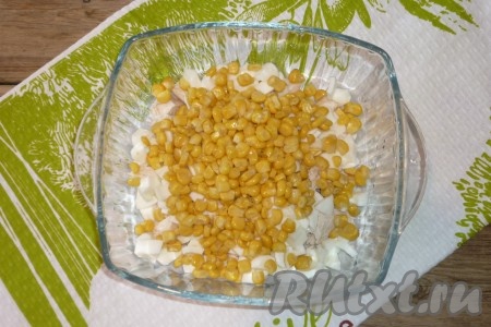 Консервированную кукурузу без жидкости добавить в салат из яиц и куриной грудки.