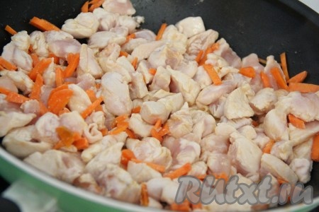 Обжарить куриное филе с морковью в течение 5-7 минут. Периодически перемешивать.
