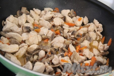Тушить грибы с куриным филе, периодически помешивая, в течение 10-15 минут.