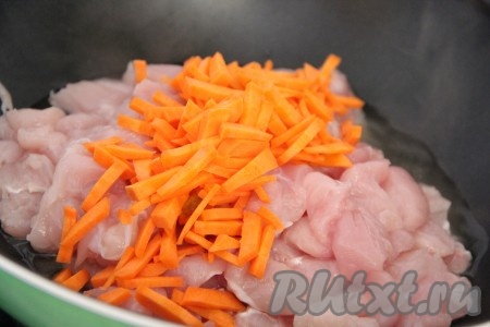 Морковь почистить и нарезать тонкими брусочками или натереть на крупной тёрке. Добавить морковь в сковороду.