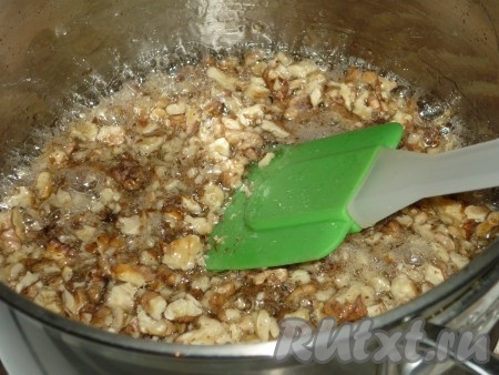 Затем в кастрюлю выложить подготовленные грецкие орехи и проварить пару минут. 