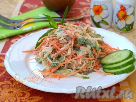 Салат с редисом, огурцом и сырой морковью
