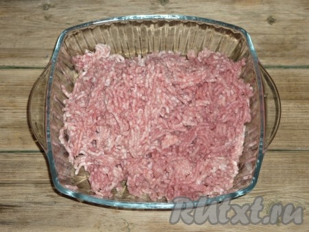 Мясо свинины перемолоть на мясорубке вместе с салом,  

