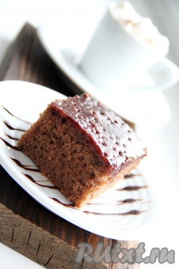 Вот такое красивое и ароматное, сочное и вкусное шоколадное бисквитное пирожное получается!
