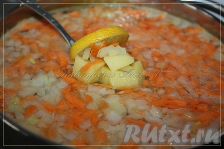 В кипящую воду закинуть морковь, картошку, лук, кружок лимона.
