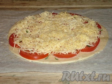 На помидоры ровным слоем выложить натёртый сыр. 
