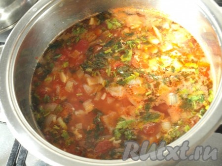 В рисово-чечевичный суп добавить помидоры со сковороды, всыпать мелко нарезанную зелень, посолить, поперчить, довести до кипения, проварить 2 минуты на небольшом огне. Убрать с огня.